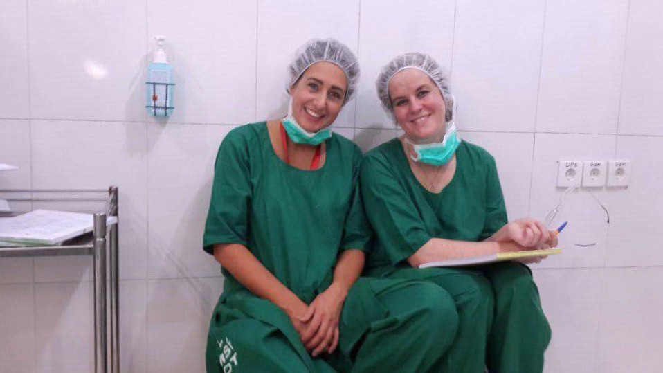 FLERE NORDMENN: Her er Tilde med Fride Bysveen Lier, en annen norsk lege, som var frivillig ved samme sykehus. Foto: Privat