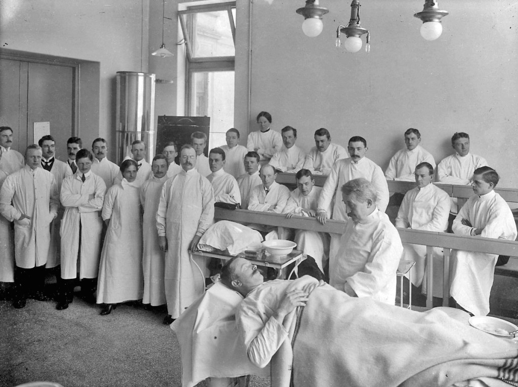 Undervisning ved Rikshospitalet under ledelse av professor i kirurgi Hagbarth Str&oslash;m ca. 1910. Foto: Rude & Hilfling / Oslo&hellip;