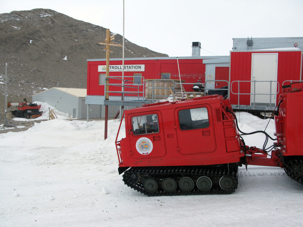 KLARE TIL UTRYKNING: En beltebil med to b&aring;rer st&aring;r klar til &aring; rykke ut om det skulle skje en ulykke utenfor stasjonen. Foto:&hellip;