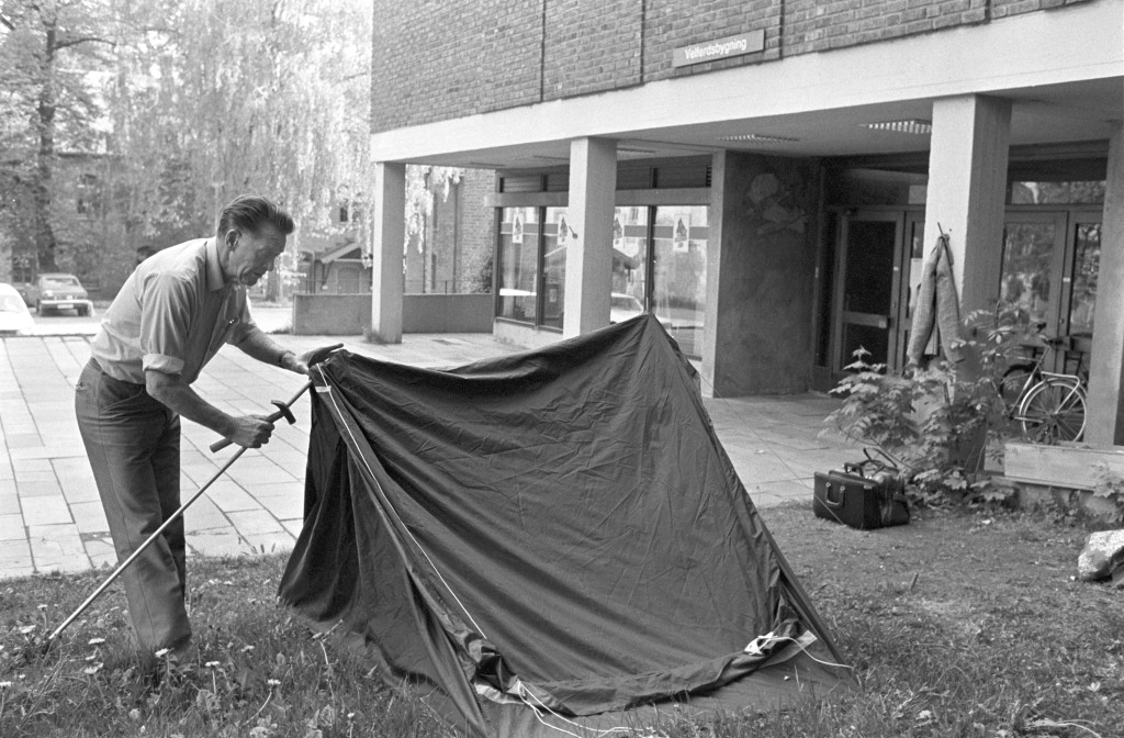 Arnold Jukler&oslash;d i sitt telt utenfor Gaustad sykehus. Jukler&oslash;d var tvangsinnlagt med diagnosen paranoia fra 1974. Han ble&hellip;