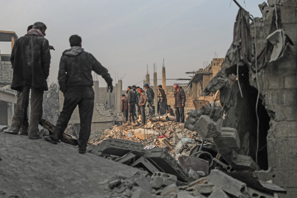 Sivile og medlemmer av De hvite hjelmene leter etter overlevende etter flybombing i Hamoria, al-Ghouta, Syria, 9. januar&hellip;