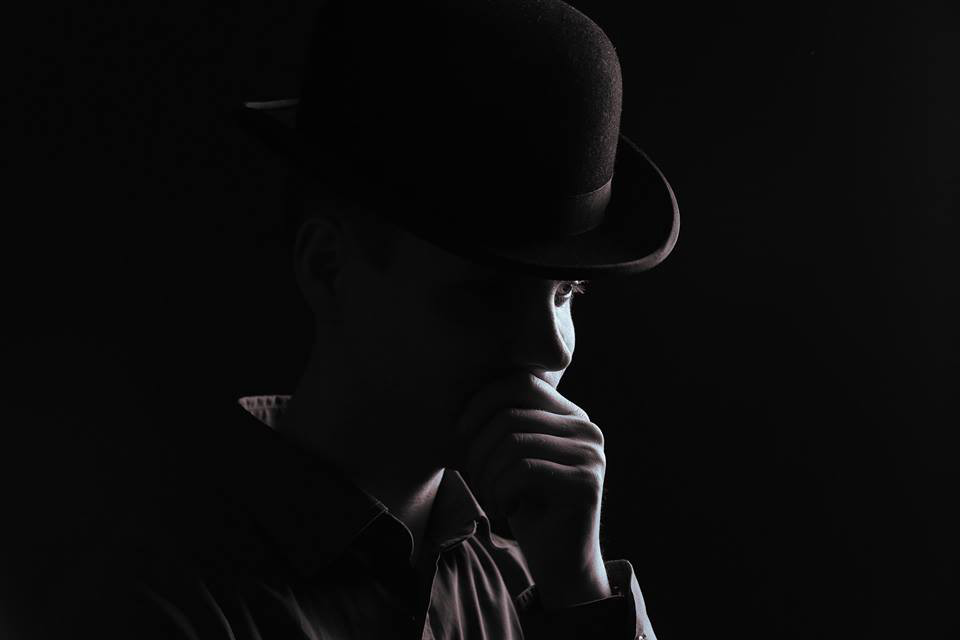 PRIVATOPPDAGEREN: Falkener, her i Jan Boris Stenes skikkelse, l&oslash;ser mordg&aring;ter sammen med lege og venn Wilberg. Foto: J&oslash;rgen&hellip;