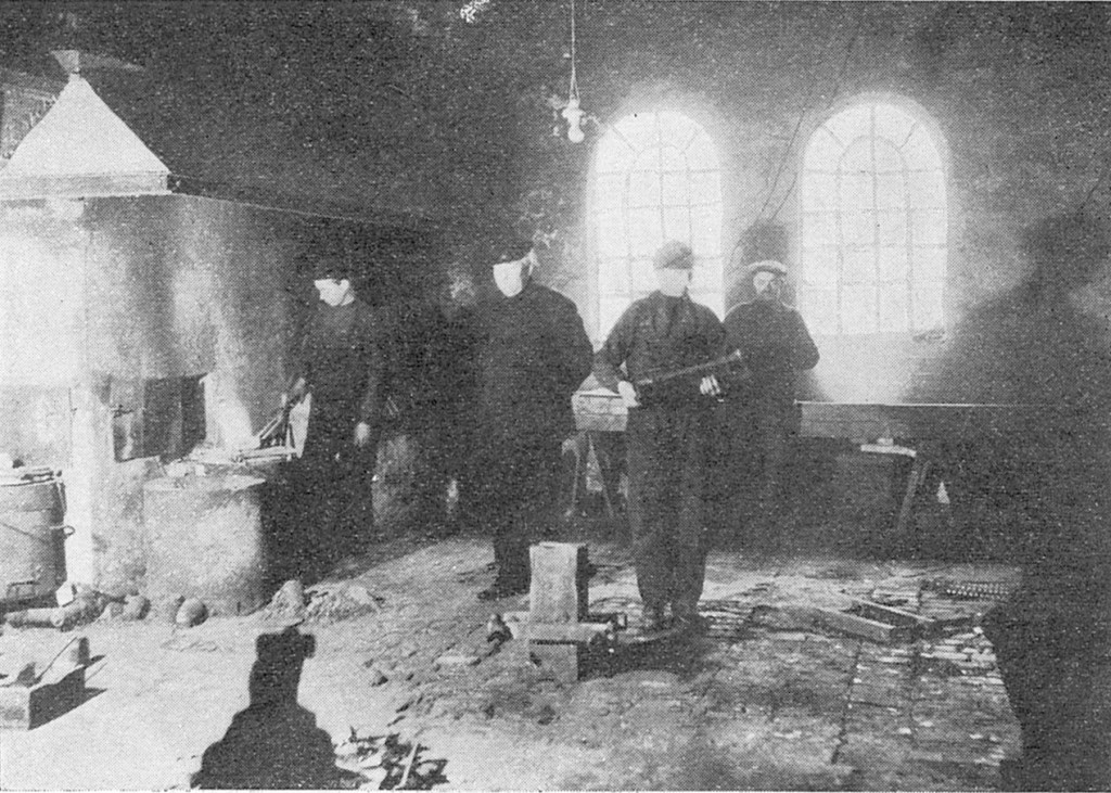 St&oslash;pebenken sees under vinduet. Smelteovnen til venstre.