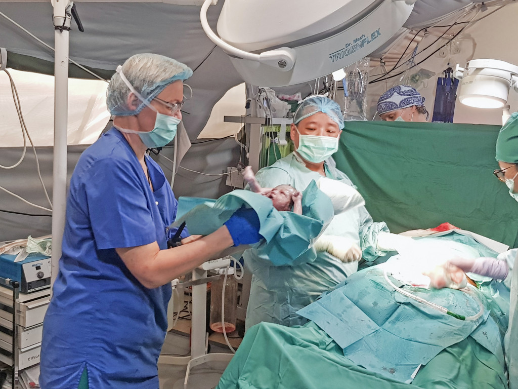 NYF&Oslash;DT: Jubel etter vellykket keisersnitt.