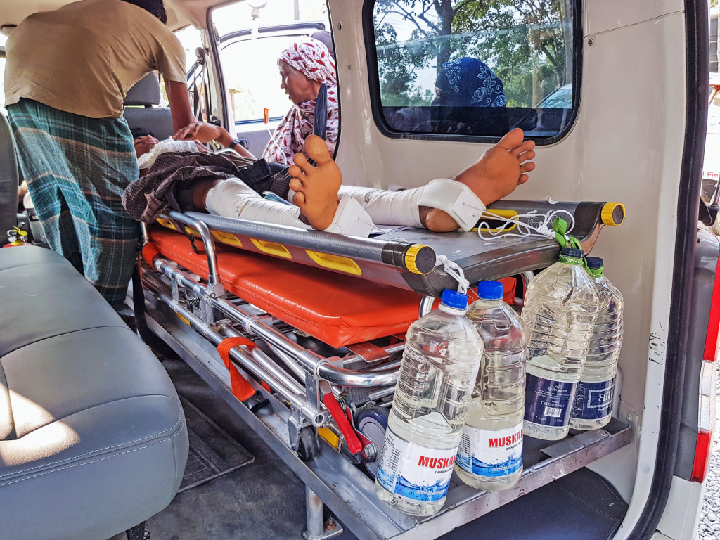 TRANSPORT RYGGSKADE: Pasienten fikk anlagt et lett strekk f&oslash;r avreise.