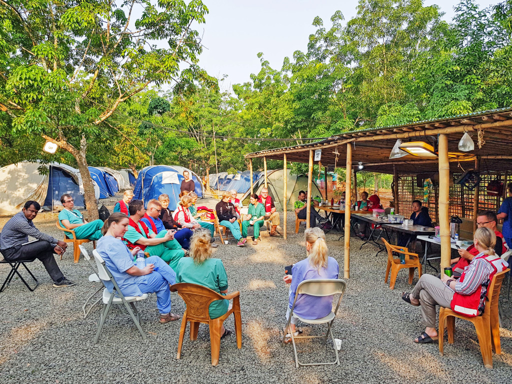 MORGENM&Oslash;TE: Morgenm&oslash;te med alle utenlandske delegater. Sammen med ca. 30 lokale sykepleiere og leger, driftet disse et helt&hellip;