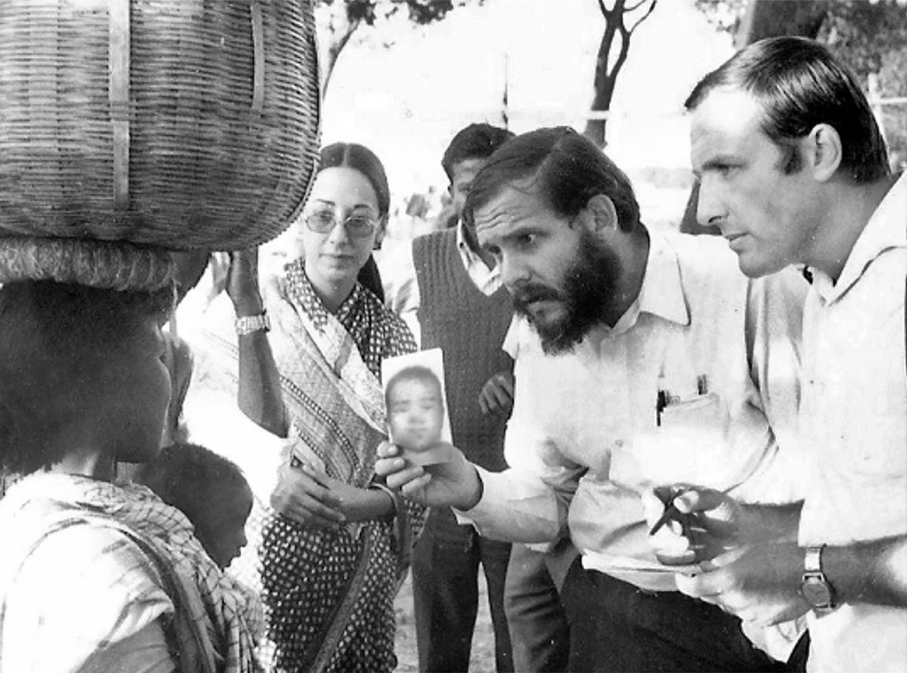 Larry Brilliant og hans medarbeidere under feltarbeid i India. Foto fra Larry Brilliants&rsquo; arkiver