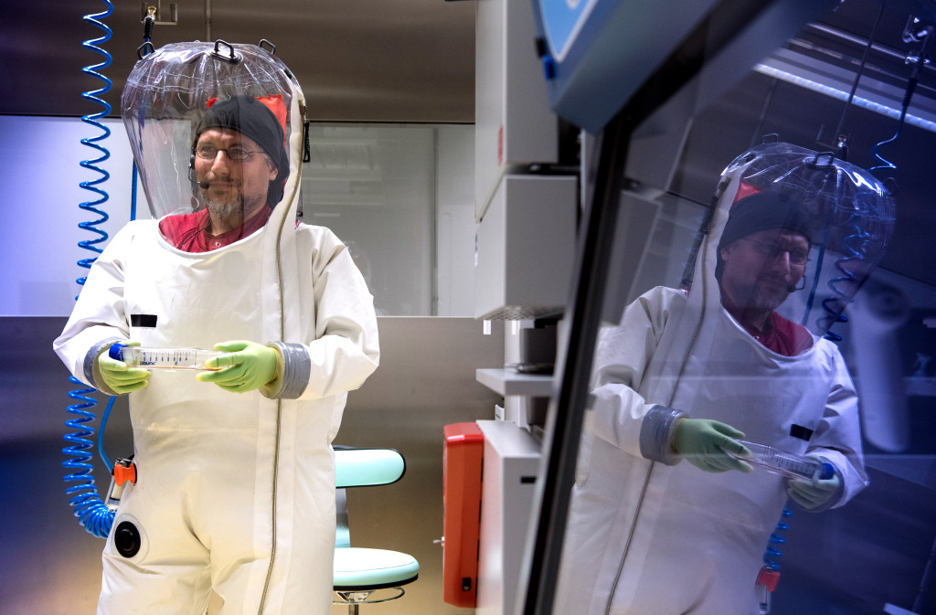 En medisinsk-teknisk assistent if&oslash;rt vernedrakt under et pressebes&oslash;k i S4-laboratoriet til Robert Koch-instituttet. I dette&hellip;