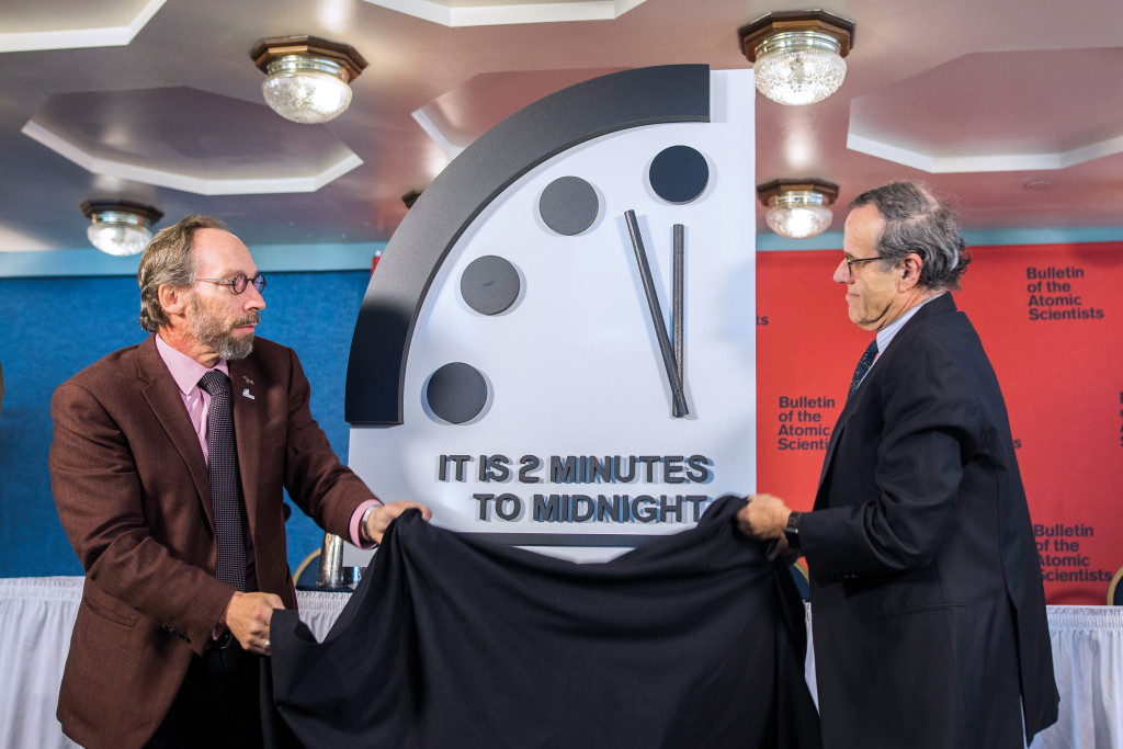 Lawrence Krauss (til venstre), direkt&oslash;r for Arizona State University Origins Project, og Robert Rosner, professor ved&hellip;