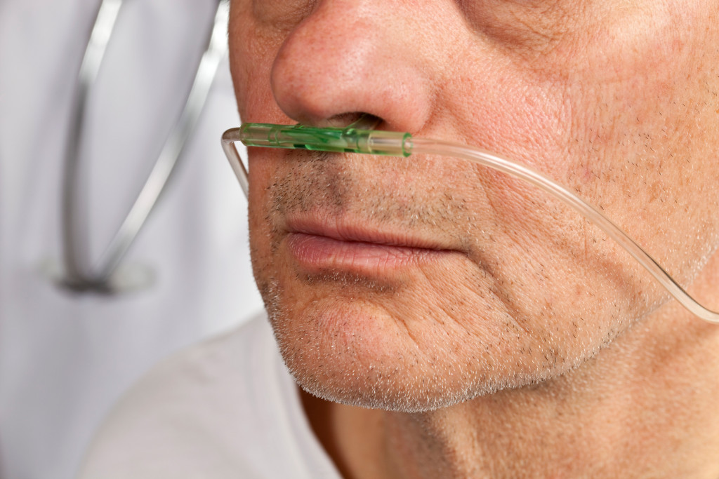 Figur 1 Oksygen via nesen. Foto: Johnrob/iStock.