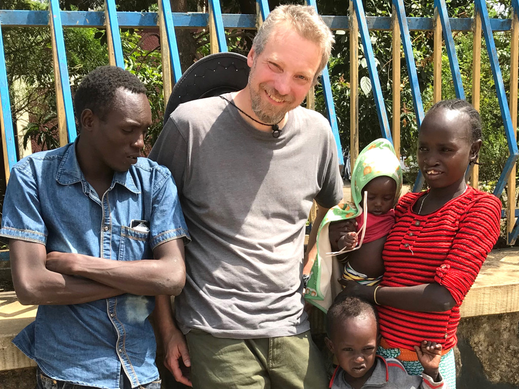STERKT M&Oslash;TE: V&aring;ren 2018 traff Bjarte Tidemann Andersen sin tidligere pasient Nakalengi sammen med mann og barn. Foto: privat