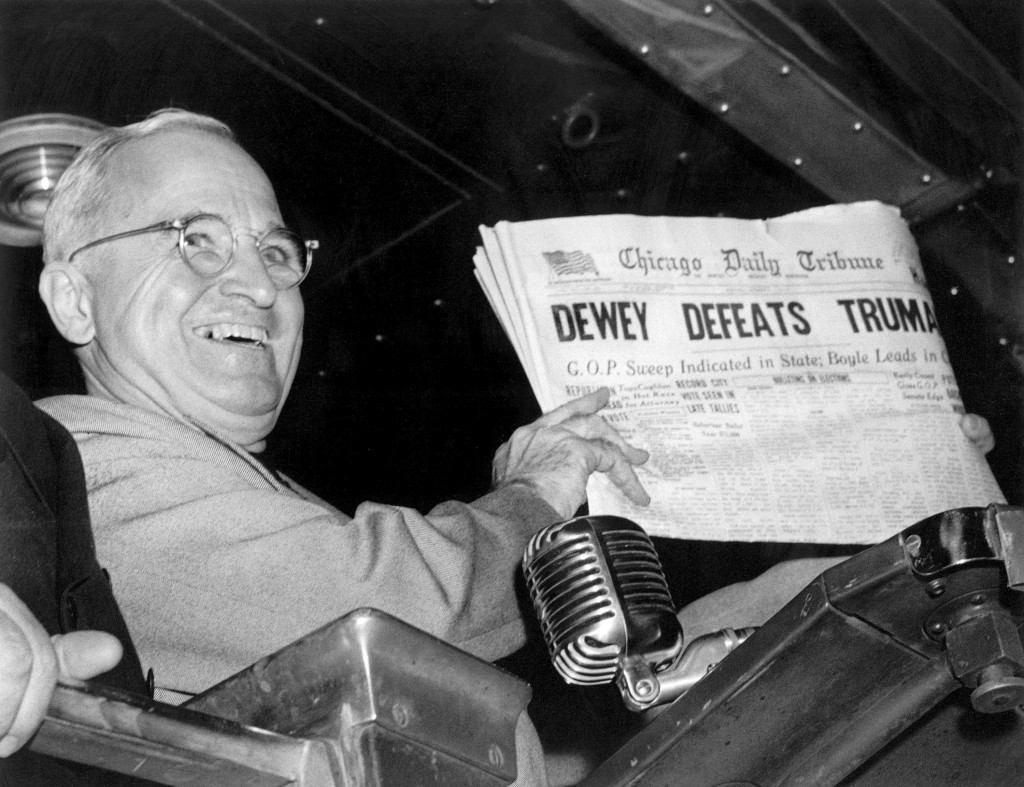 Harry S. Truman holder opp The Chicago Daily Tribunes ber&oslash;mte forsideglipp fra 3. november 1948. Foto: Byron Rollins/NTB&hellip;