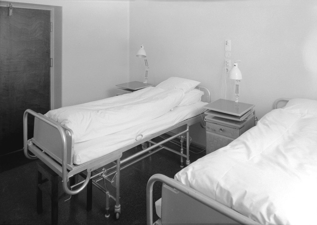 Man kan se for seg at Frants Nicolaysen bodde p&aring; et rom som ligner dette. Bildet er tatt i 1952 p&aring; Ringv&aring;l sanatorium i&hellip;