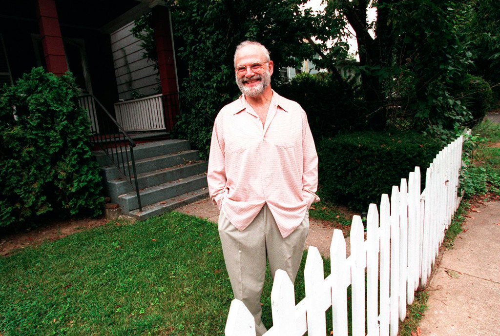 Figur 1 Oliver Sacks utenfor huset sitt i New York 12. september 1996. Foto: James Estin / NTB Scanpix