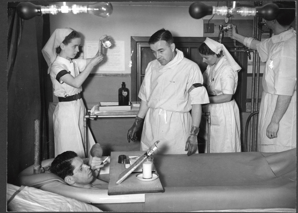 Figur 4 Hverdagslig stemning i saltvannsbadet p&aring; Queen Victoria Hospital. Foto: East Grinstead Museum