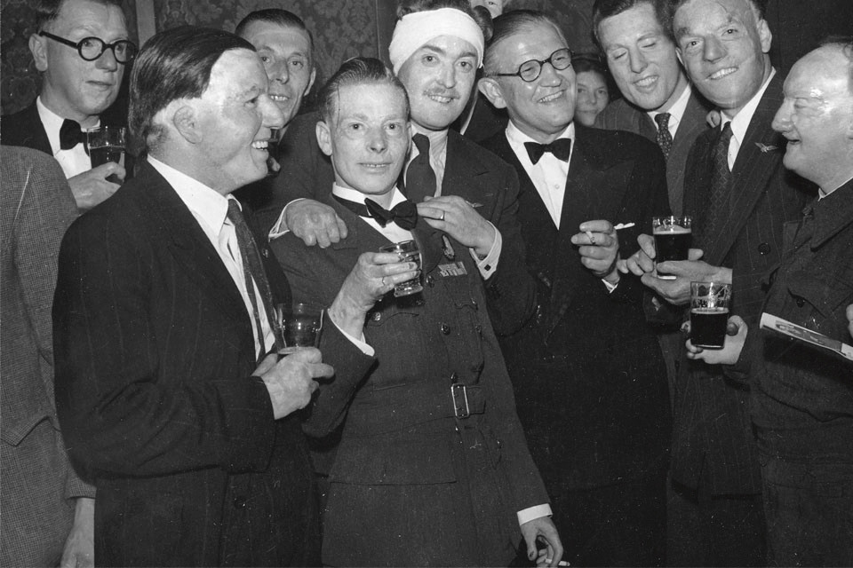 Figur 5 Gjenforening med The Guinea Pig Club og McIndoe. Foto: East Grinstead Museum