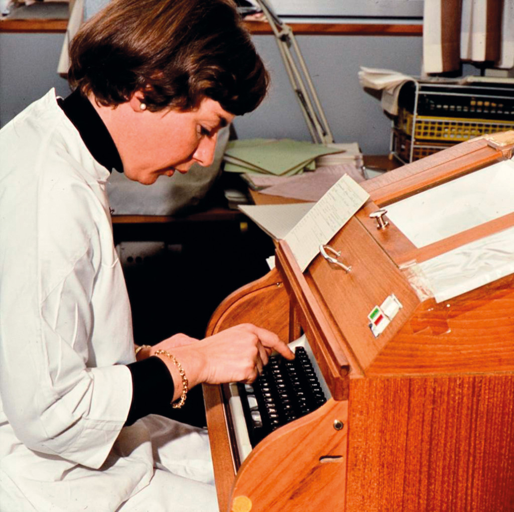 Figur 3 Sjefbioingeni&oslash;r Anne Bratlie ved Vevstypelaboratoriet ved Rikshospitalet s&oslash;ker via fjernskriver i&hellip;