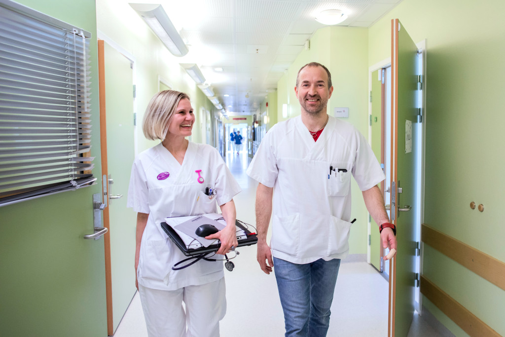 Bjarte Skille p&aring; legevisitt p&aring; Lyngstunet helse- og omsorgssenter, her med sykepleier Ann Sissel Berglund. Hun er forn&oslash;yd&hellip;