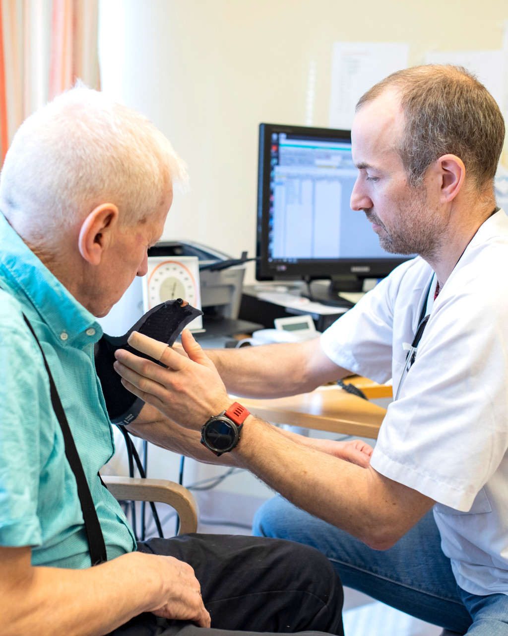 Store deler av arbeidsdagen til Bjarte Skille best&aring;r av konsultasjoner. Han deler fastlegehjemmelen med to andre leger, noe&hellip;