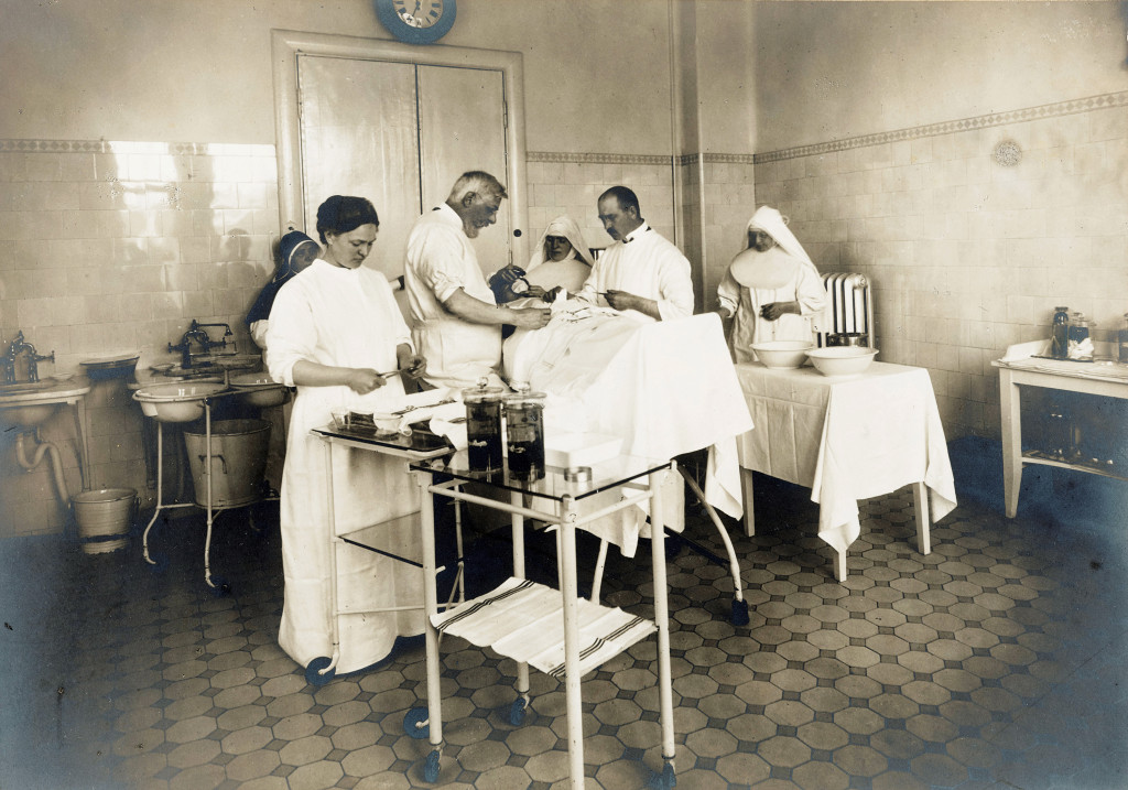 Louise Isachsen ble gynekologisk kirurg og fikk en sv&aelig;rt stor praksis i Oslo. Hun var assistentlege hos Emil Rode &hellip;