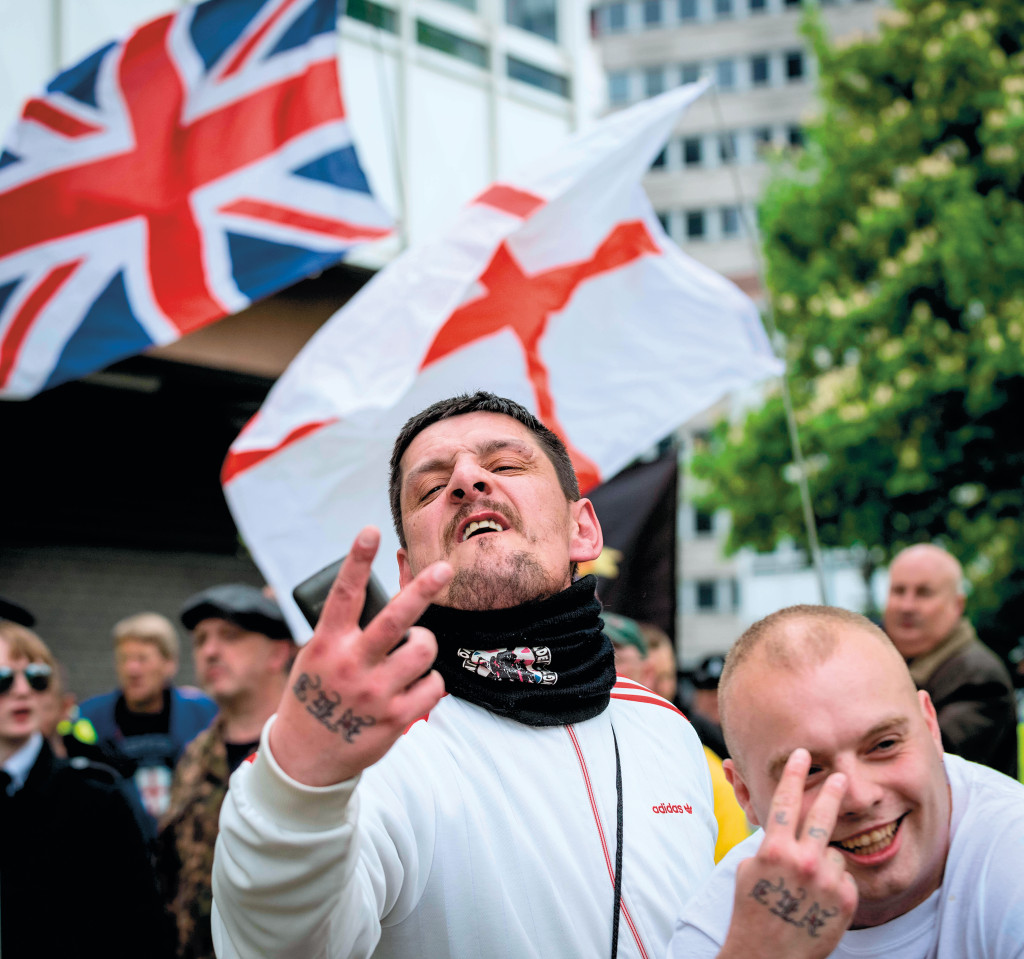 Figur 6 Her vises V-tegnet som en &aring;penbar protest under en h&oslash;yreekstrem marsj i London i 2017. Foto: Guy Corbishley / Alamy&hellip;
