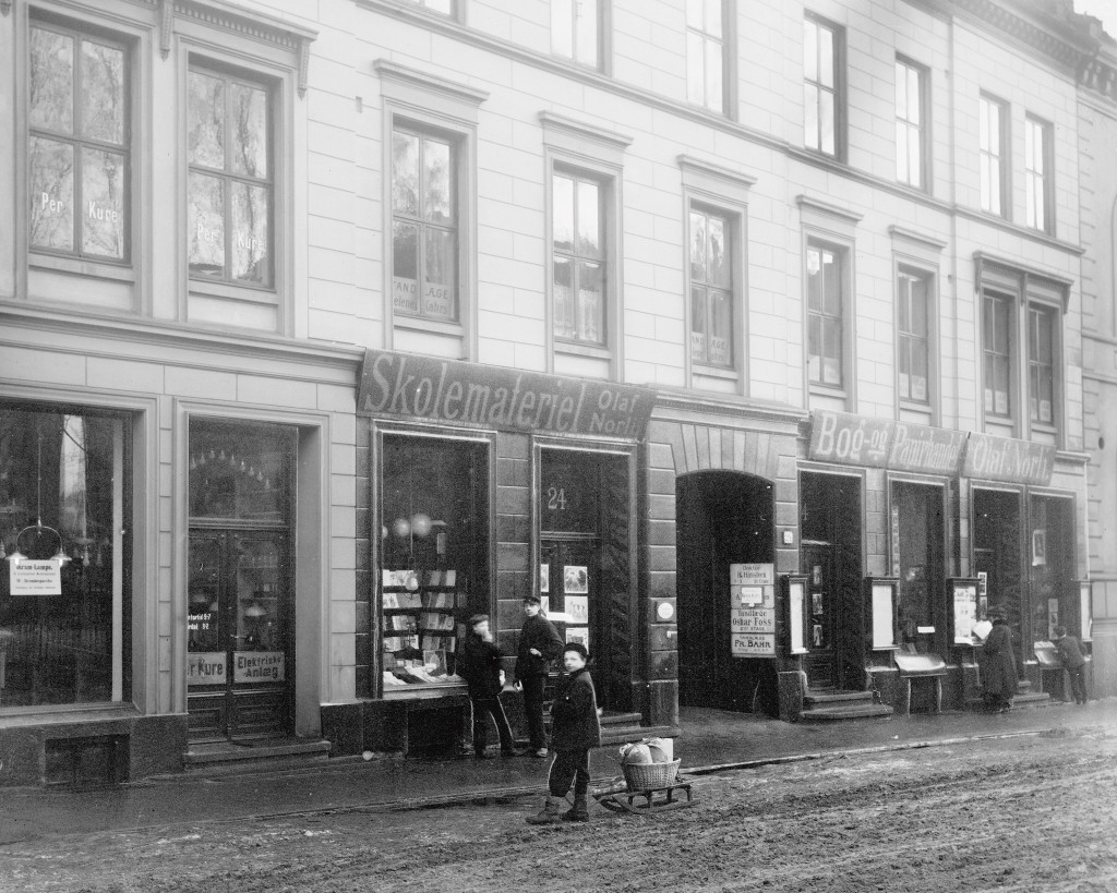 Bokhandelen Olaf Norli i Universitetsgata 24 ble &AElig;sculaps f&oslash;rste utsalgssted. Bildet er tatt omkring ti &aring;r f&oslash;r&hellip;