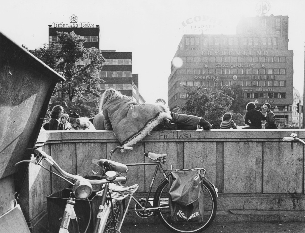 Ungdom og sykler ved nedgangen til Nationaltheatret stasjon i 1971. Foto: Paul A. R&oslash;stad
