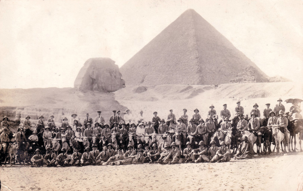 Den syke soldaten var stasjonert i Egypt. Tittelen p&aring; bildet foran sfinksen i Giza lyder &laquo;63 s&aring;rede og syke soldater p&aring;&hellip;