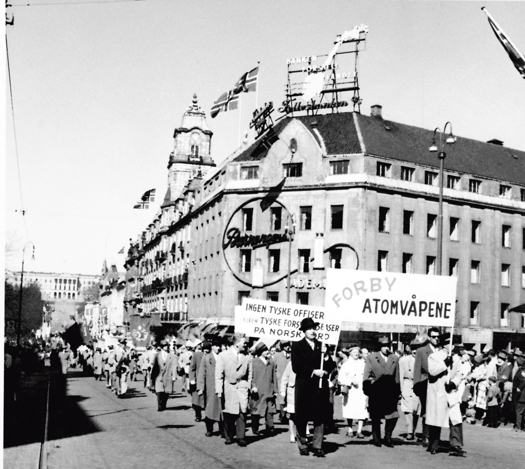F&oslash;rste mai markeres for 70. gang med demonstrasjonstog og paroler i 1960. Her toget p&aring; vei opp Karl Johans gate med parolen &hellip;