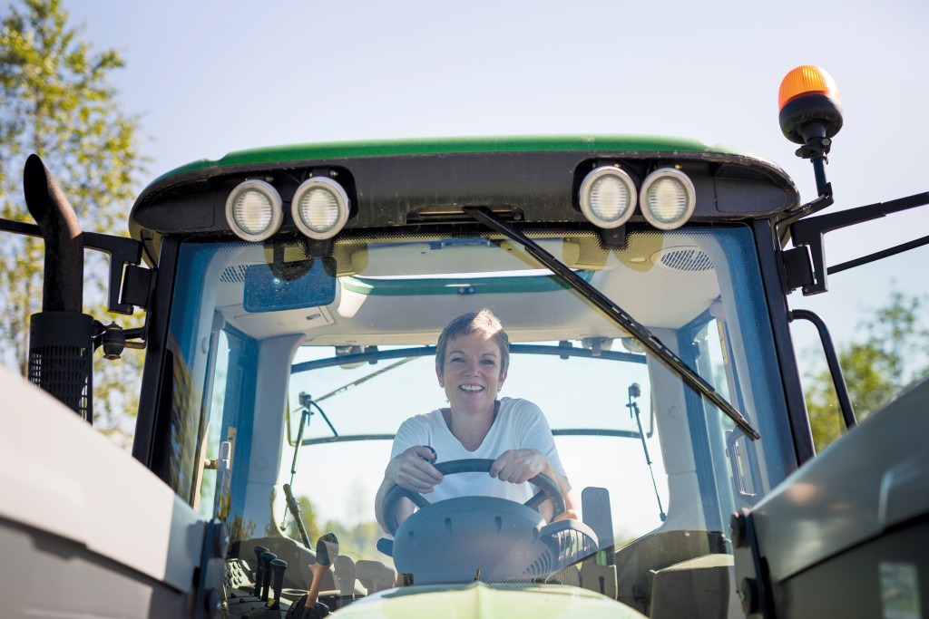 Traktoren er ogs&aring; selvskreven arbeidskamerat p&aring; g&aring;rden p&aring; Namn&aring; i Grue kommune. Foto: Kristine Lindeb&oslash;