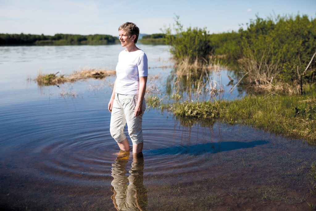 G&aring;rden ligger like ved Glomma. N&aring; er elva flomstor, men senere p&aring; sommeren fyller Marit traktoren med strandstoler og annet&hellip;