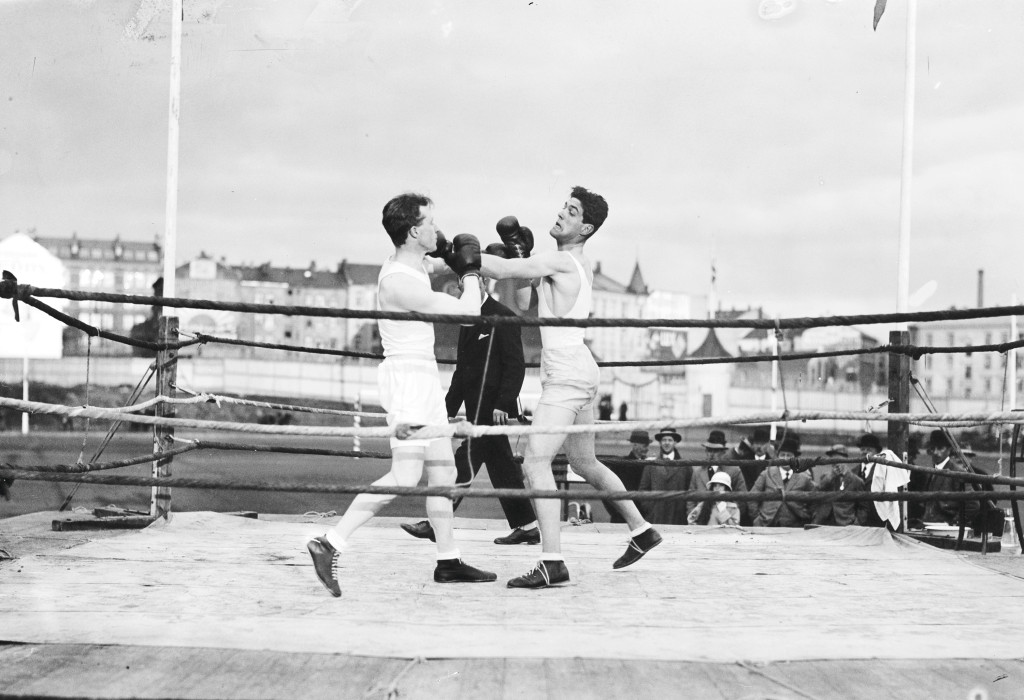 Sverre S&oslash;rsdal i boksekamp mot Otto von Porat (1903&ndash;82) p&aring; Bislet stadion i Oslo i 1928. Foto: Henriksen & Steen /&hellip;
