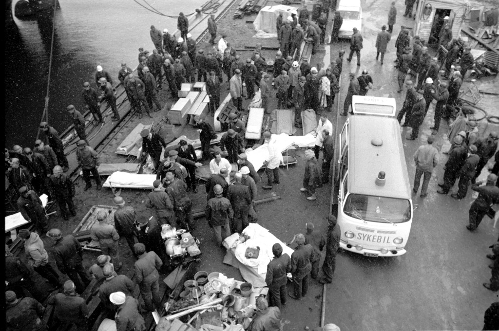 Her et oversiktsbilde fra kaia der redningsaksjonen p&aring;g&aring;r, med b&aring;rer, ambulanser og redningspersonell. Illustrasjonsfoto: NTB