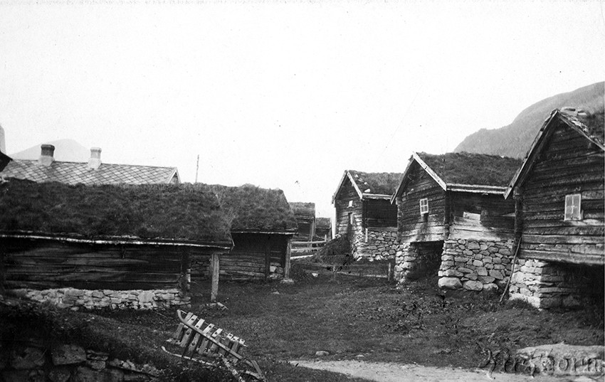 Uthus med m&oslash;kadynger i Eidetunet, Rauma kommune i Romsdal, ca. 1920. Foto: Kirkhorn/Romsdalsmuseets fotosamling
