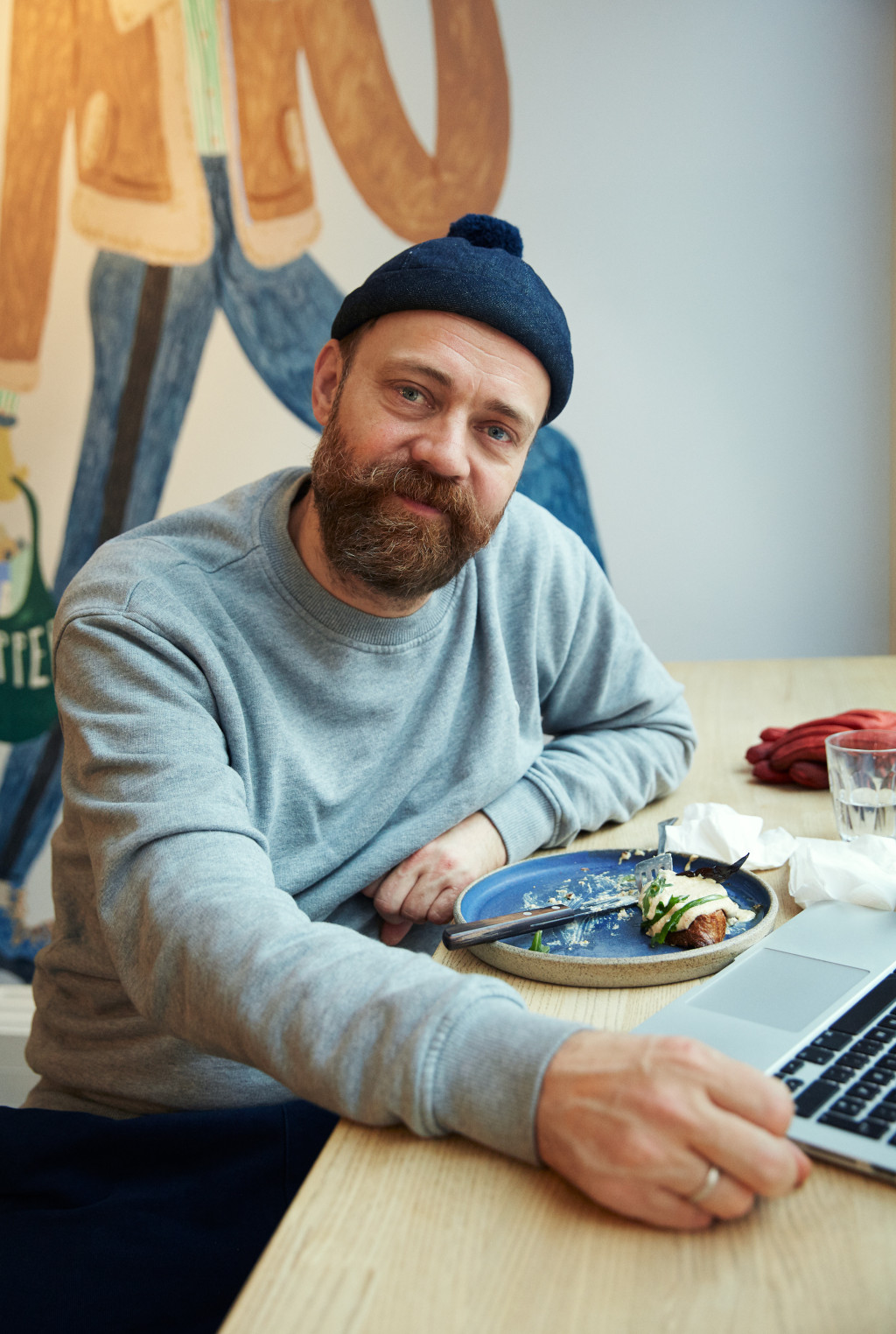 Mang en gl&oslash;dende bloggtekst har sett dagens lys p&aring; favorittkaf&eacute;en Dapper p&aring; Gr&uuml;nerl&oslash;kka i Oslo. Foto: Birgit Solhaug