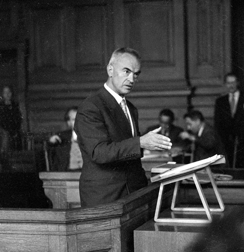 Figur 1 I rettssaken om Agnar Mykles bok Sangen om den r&oslash;de rubin i 1957 forsvarte Karl Evang bokas innhold. Boka hadde&hellip;