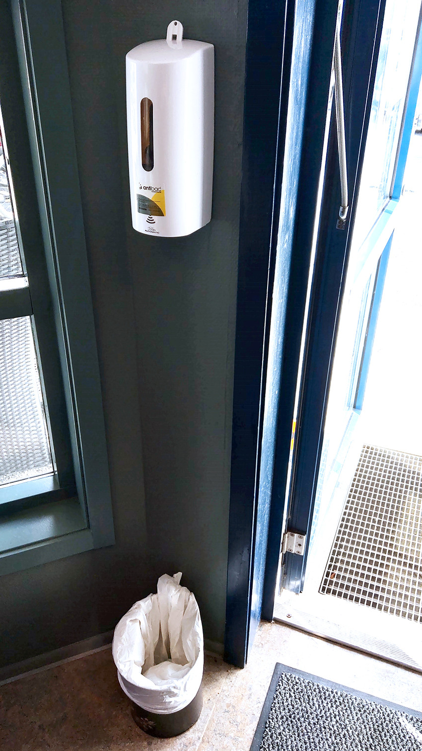 Waste bins placed directly under alcohol-based disinfectant. Photo: Arnstein Fed&oslash;y