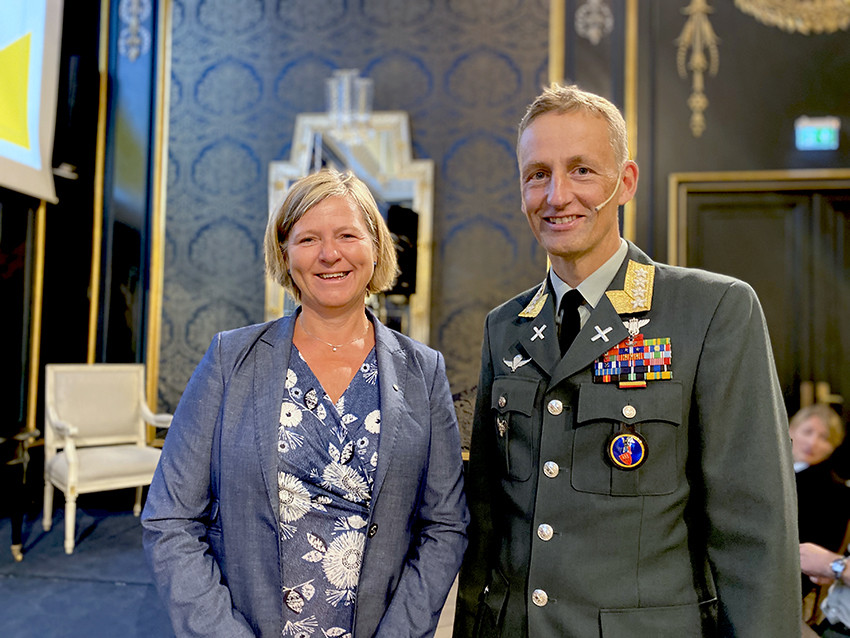 JUBILEUMSSTEMNING: Avtroppende leder for Overlegeforeningen, Anne-Karin Rime, og forsvarssjef general Eirik Kristoffersen&hellip;