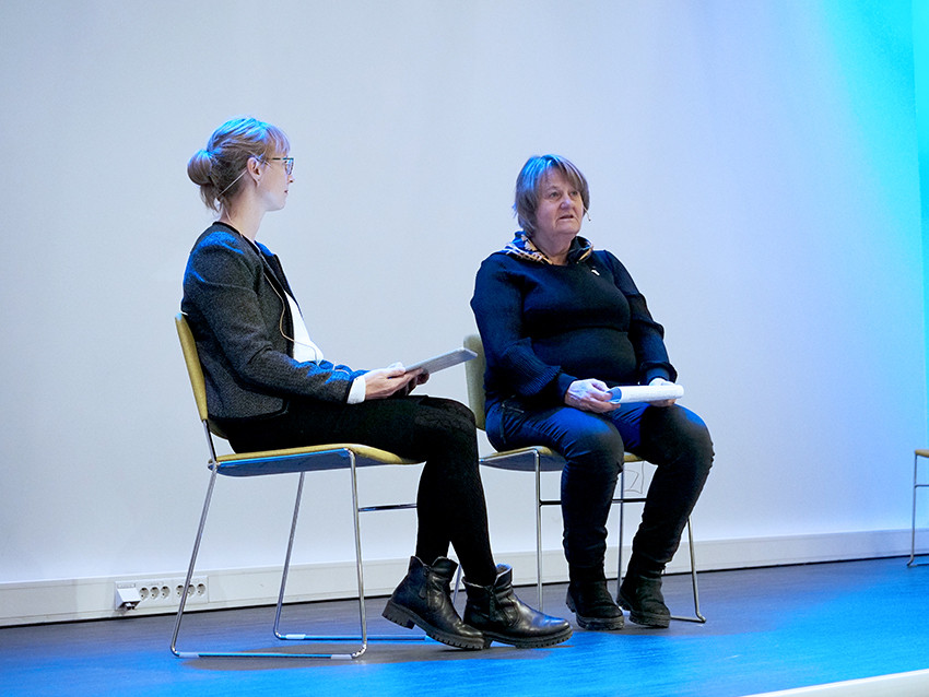 P&Aring; SCENEN: Lillan Haugen (til venstre) i samtale med Cecilie Ris&oslash;e under Ylfs jubileumskonferanse, om &aring; v&aelig;re gravid&hellip;