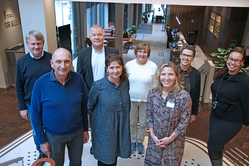 FONDSUTVALGET: Bak fra venstre: Jon Helle, Petter Brelin, Runa Heimstad, Torun Risnes, Caroline S&oslash;lberg Yakubu (fra&hellip;