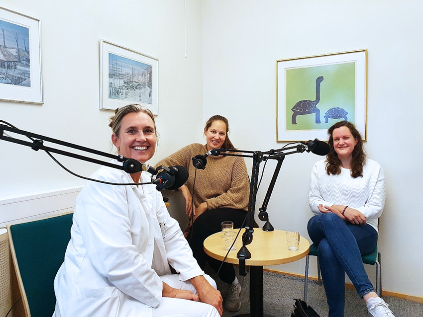 PODKAST-TRIO: Jeanette Koht (foran til venstre), Karoline Haslum og Lise Elveseter i podkaststudioet p&aring; Oslo&hellip;