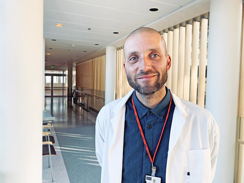 SYKEHUSFILOSOF: Andreas Aas Thorud er til stede n&aring;r pasienter, p&aring;r&oslash;rende og ansatte p&aring; sykehuset trenger en samtale. Foto:&hellip;