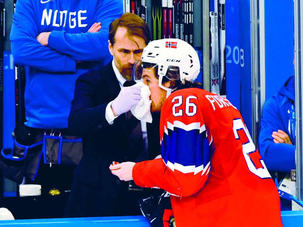 KUTTSKADE: Kristian Forsberg fikk et sk&oslash;yteblad rett i nesa under &aring;pningskampen mot Sverige under OL i Pyeongchang i S&oslash;r&hellip;