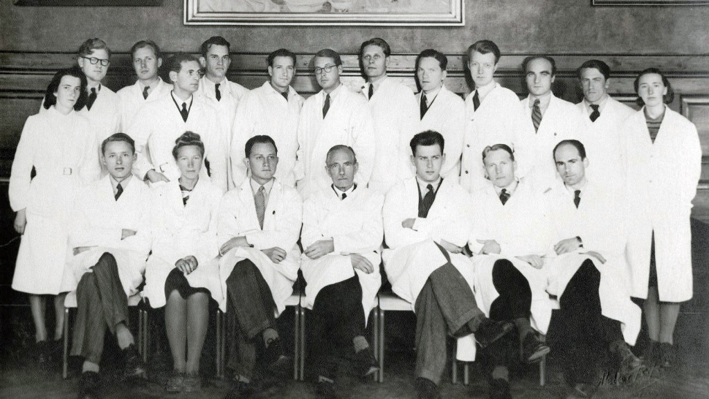 DEN GANG DA: F&oslash;rste medisinerkull UiB cand.med. i 1949. Kjell W. Skarsten er nummer sju &oslash;verst fra venstre. Foto: Atelier KK&hellip;