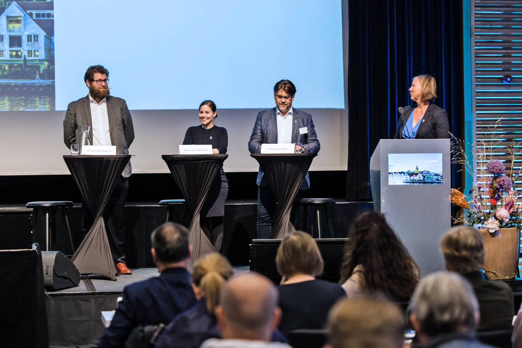 PANEL: Fra venstre: Statssekret&aelig;r Karl Kristian Bekeng (Ap), leder i Yngre legers forening og sentralstyremedlem, Kristin&hellip;