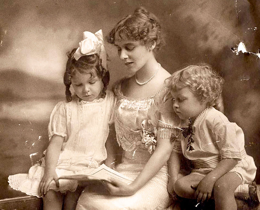 Edwina Williams med to av sine barn, Thomas (Tennessee) og Rose Isabel i 1913. Fotograf ukjent.&nbsp;