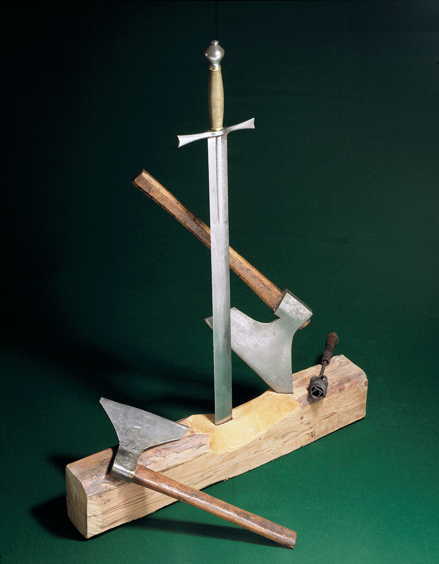 Figur 3 Skarpretterutstyr som har tilh&oslash;rt familien L&aelig;del. Foto: Rune Aakvik / Oslo Museum.