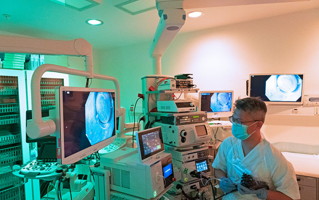 &Oslash;YE-H&Aring;ND KOORDINASJON: Pham er i aksjon med skopet p&aring; Haukeland. Foto: Stig Kringen