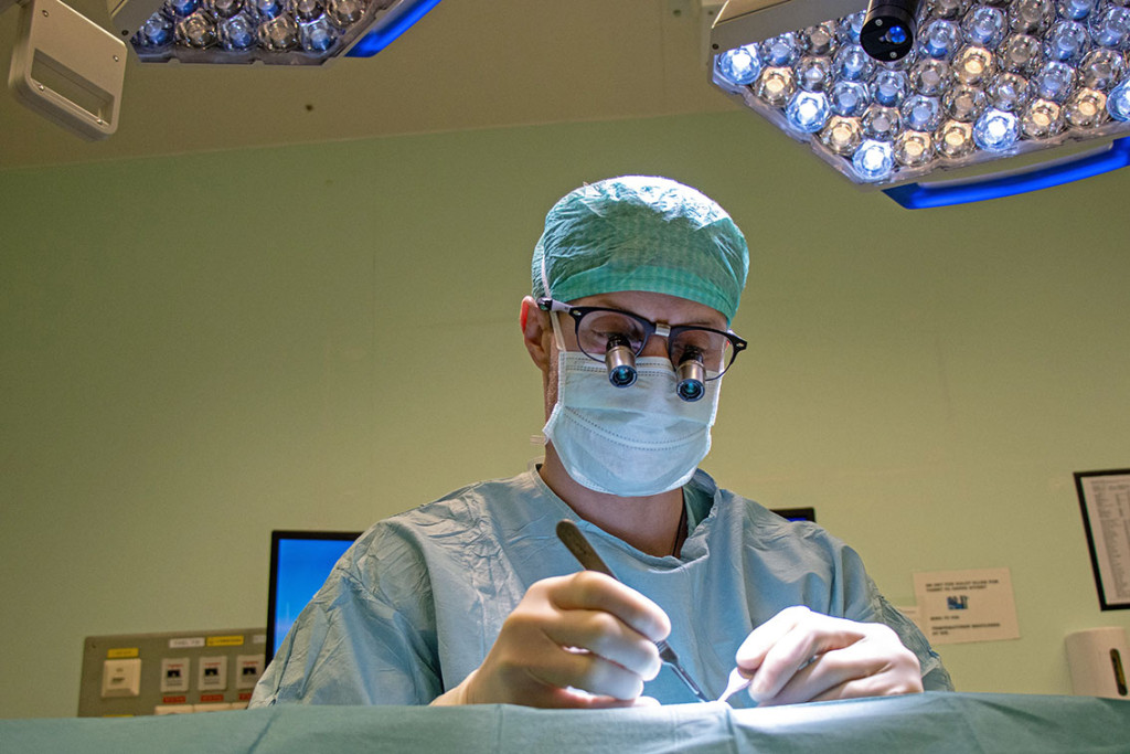 RETT VALG: Den dagen han fikk et par lupebriller fant han ut at h&aring;nd- og mikrokirurgi m&aring;tte v&aelig;re riktig vei &aring; g&aring;. Foto: Sara&hellip;