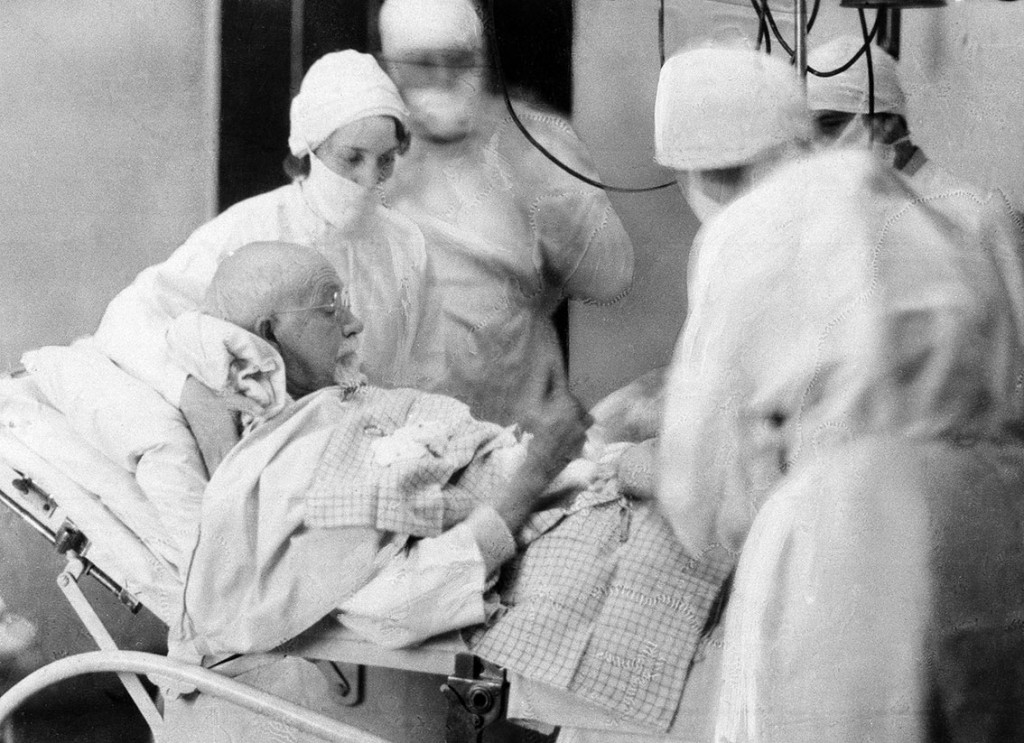 Den 70 &aring;r gamle Evan O&rsquo;Neill Kane opererer sitt eget lyskebrokk. Kane Summit Hospital, Pennsylvania, USA, januar 1932. Foto:&hellip;